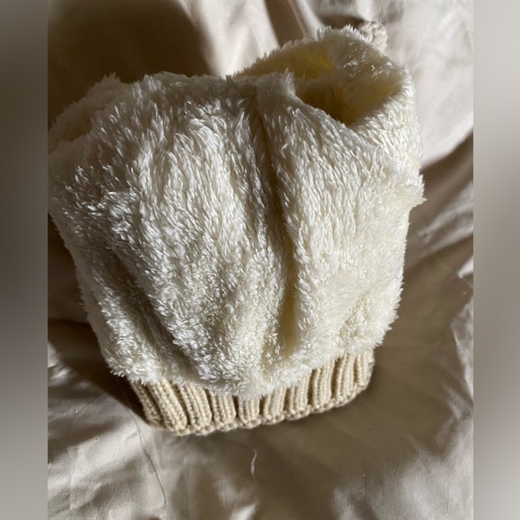 UGG Cream Knit Beanie with Faux Fur Pom-Pom - Picture 4 of 5